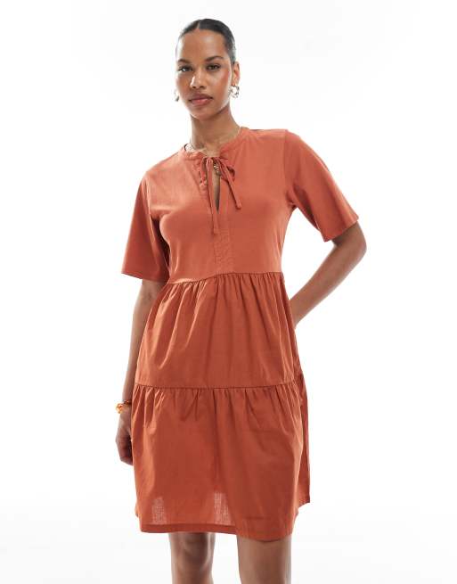 Threadbare - Vestito corto a maniche corte a balze con apertura a goccia in misto cotone arancione brunito, 2 di 4
