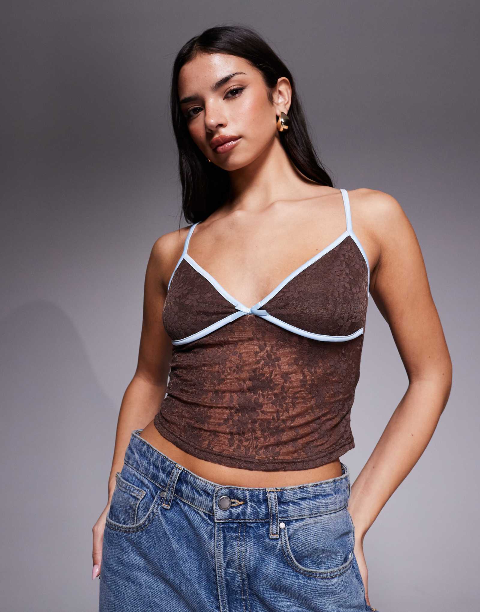 Топ на бретелях с контрастной кружевной отделкой и бантом темно-коричневого и нежно-голубого цветов