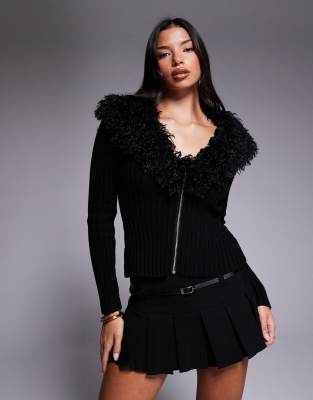 Tiger Mist - Brisa - Gerippte Strickjacke aus reiner Baumwolle in Schwarz mit Kunstpelzbesatz