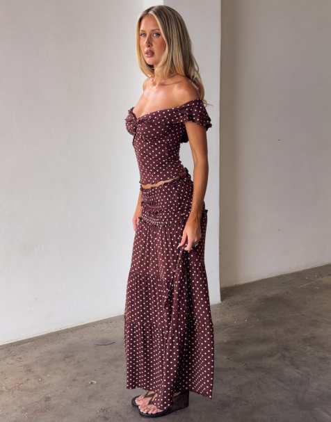 Tiger Mist - Denali - Brunt sæt med offshoulder-top og maxinederdel med polkaprikker - view 1