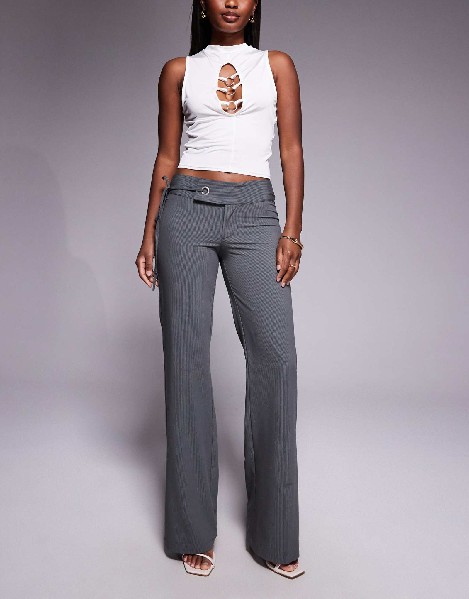 Расклешенные брюки Tiger Mist Emory 90-х годов с низкой посадкой и завязкой-ушком по бокам в угольную полоску