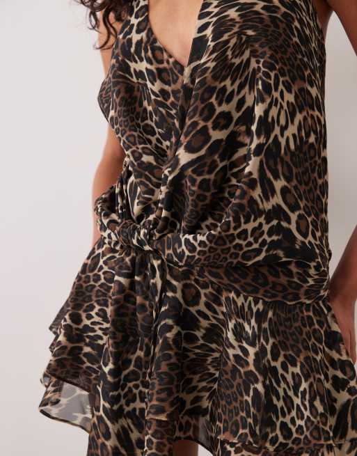 Tiger Mist Indigo 2.0 robe courte en mousseline à col halter, drapé, liens sur le côté, multi-positions, imprimé léopard, 3 de 4