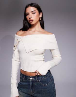 Tiger Mist - Keira - Pullover in Creme mit geripptem Saum, asymmetrischem Knopfdetail und Foldover-Carmen-Ausschnitt-Wei...