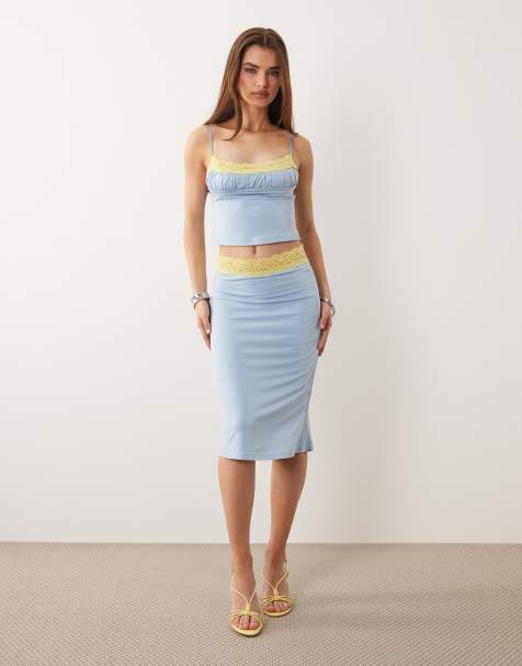 Tiger Mist - Parisa - Co-ord set van camitop van boterzachte gladde stof met contrasterend kant en midi rok in blauw en geel - view 1