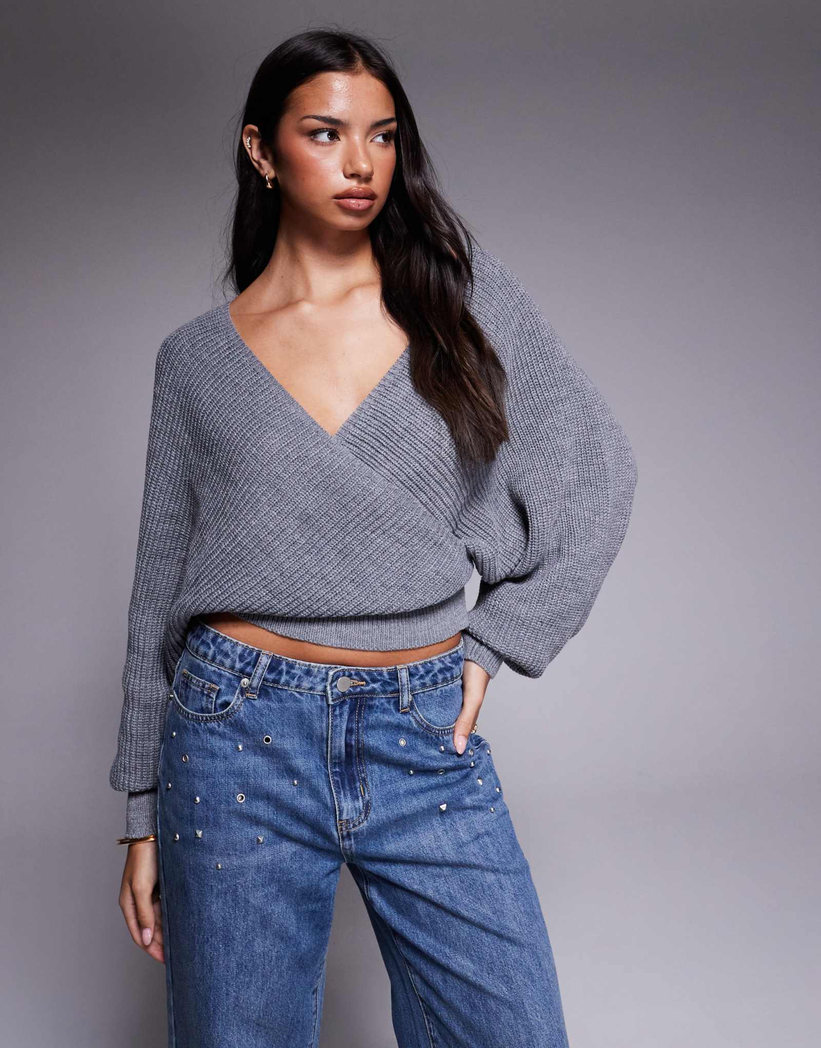 Вязаный свитер в рубчик цвета тигрового тумана и воронова крыла с открытыми плечами и запахом спереди с рукавами-баллонами серого цвета