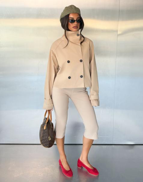 Tiger Mist x Jessica Bader - abrigo trench corto con cuello alzado, cinturón y conjunto en beige - view 1