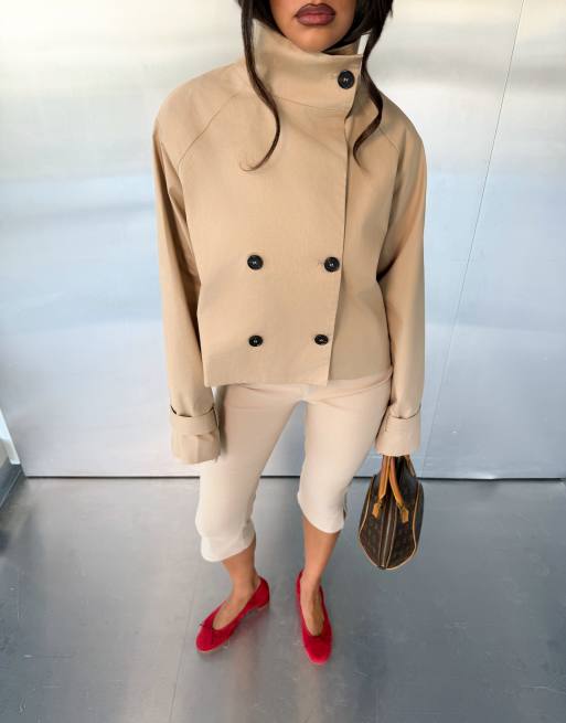 Tiger Mist x Jessica Bader co-ord con trench corto a collo a imbuto beige, 2 di 4