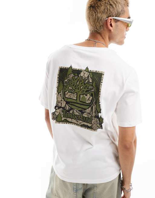 Timberland – Biały T-shirt oversize z logo z motywem drzewa we wzór moro na plecach – tylko w ASOS
