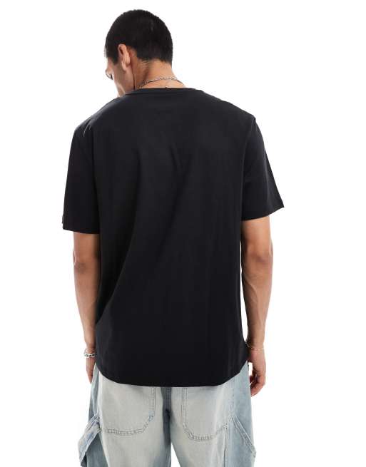 Timberland – Czarny T-shirt z małym logo na środku, 3 z 4