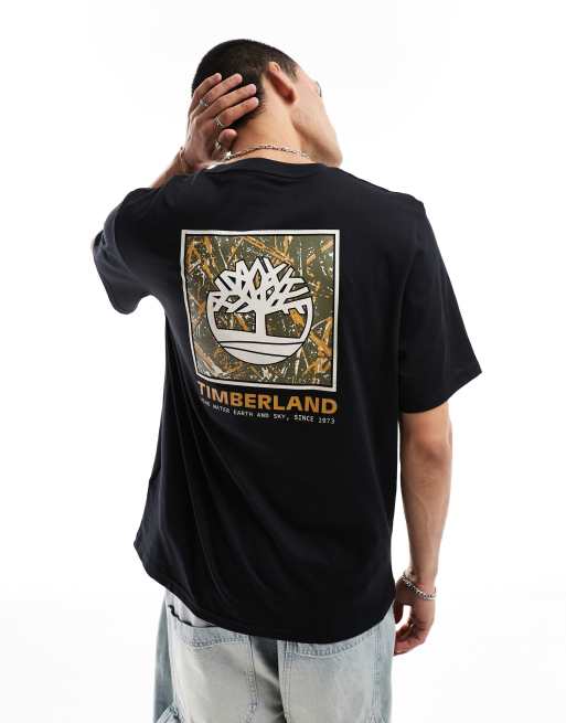 Timberland – Czarny T-shirt z nadrukiem z motywem dużego drzewa we wzór moro na plecach