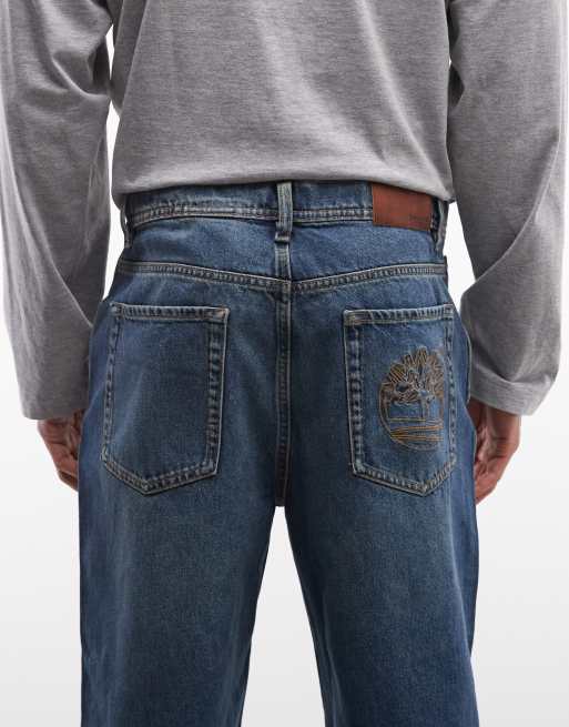 Timberland – Jeanshose in mittlerem Indigoblau mit gesticktem Baum-Logo auf der Rückseite, 5 von 5