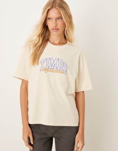 Timberland – Kurzärmliges T-Shirt in Beige mit College-Grafik - view 1