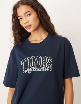 Timberland - Kurzärmliges T-Shirt in dunklem Saphirblau mit College-Grafik-Marineblau