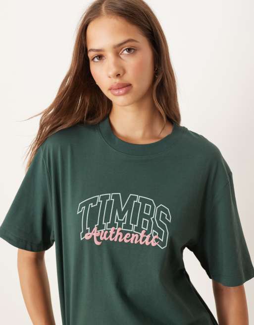 Timberland – Kurzärmliges T-Shirt in Giebelgrün mit College-Print, 3 von 4