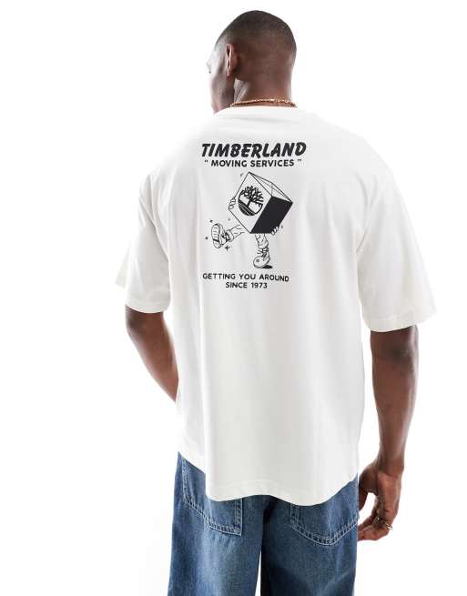 Timberland – Moving Around – Vit t-shirt med tryck på ryggen - exklusivt hos ASOS