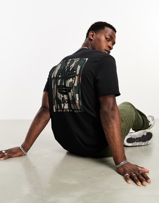 Timberland – Stack – T-Shirt in Schwarz mit Camouflage-Logoprint hinten