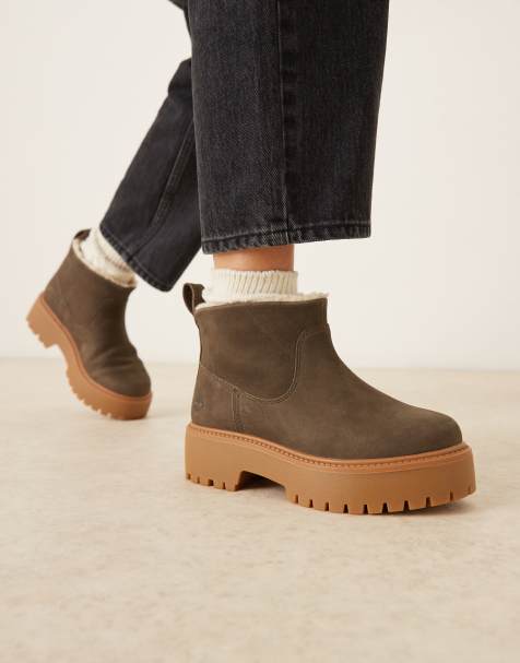 Timberland – Stone Street – Wyściełane kożuszkiem ciemnobrązowe botki sztyblety z nubuku na platformie - view 1