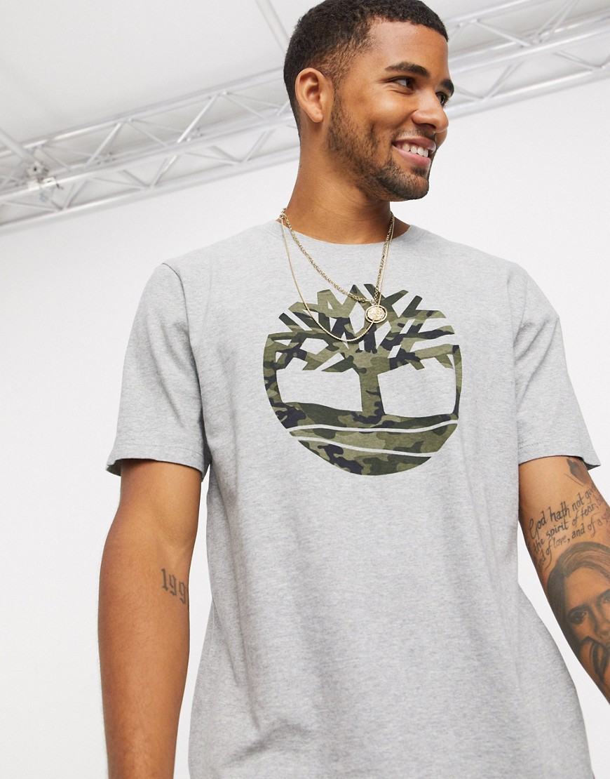 Timberland - T-shirt met camouflage- en boomprint in grijs