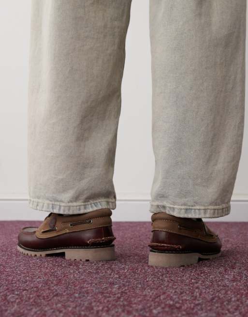 Timberland – Vinröda, tvåtonade, klassiska seglarskor i läder med 3 öljetter, 4 av 4