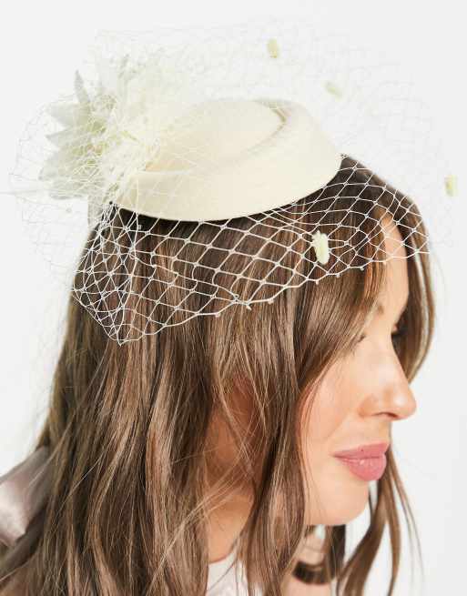 Tocado de novia color marfil con detalle de velo de Madein.