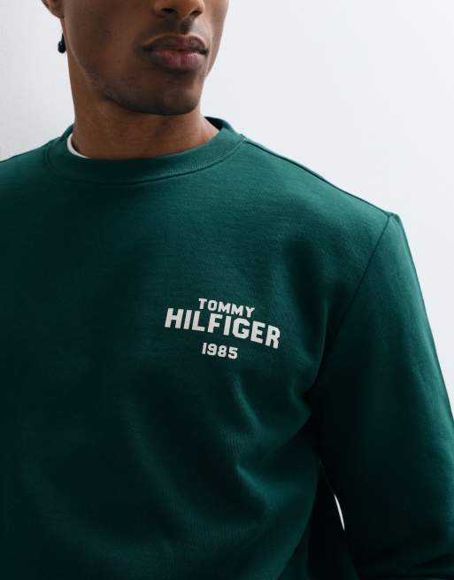 Tommy Hilfiger 1985 graphic logo crewneck sweatshirt in dark green, 4 of 5