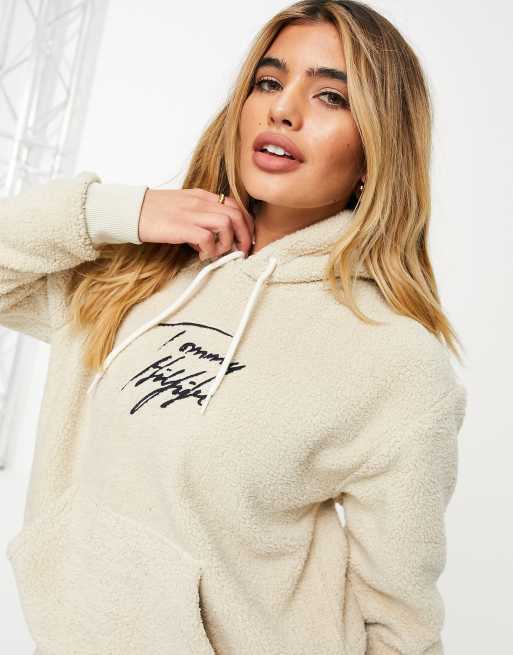 Tommy Hilfiger – 85 – Gräddvit, fluffig huvtröja i fårskinnsimitation med logga - CREAM