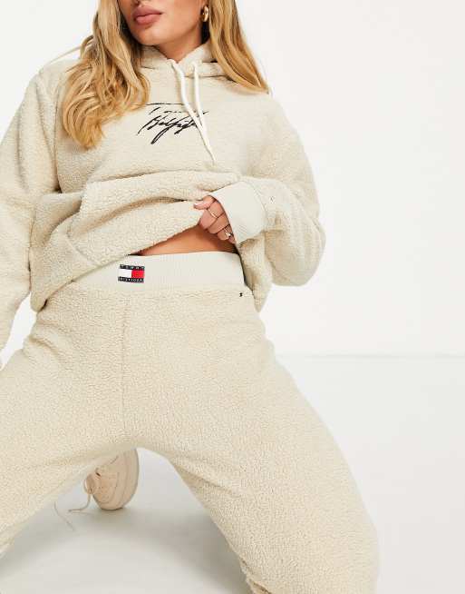 Tommy Hilfiger – 85 – Gräddvita, fluffiga mjukisbyxor i fårskinnsimitation med logga - CREAM