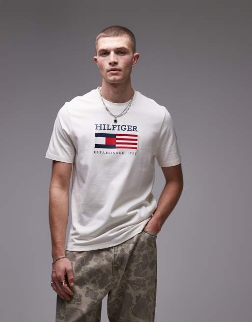 Tommy Hilfiger – Americana – T-shirt o pudełkowym kroju w kolorze złamanej bieli z nadrukiem z flagą