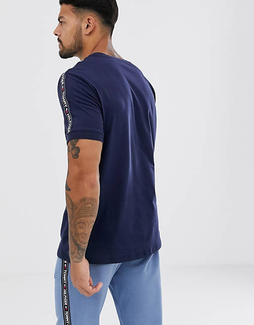 seitlichen | marineblaues Lounge-T-Shirt Authentisches, mit ASOS Logostreifen Hilfiger – Tommy