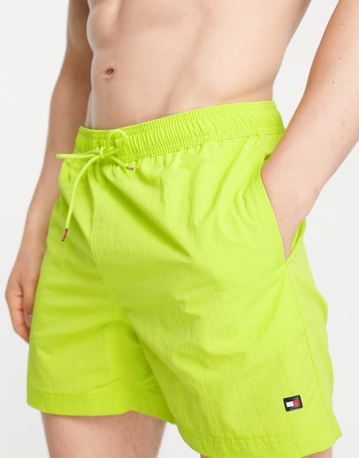 Tommy Hilfiger – Badeshorts in Grün mit kleinem Flaggenlogo, 3 von 4