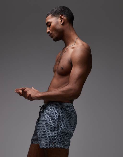 Tommy Hilfiger – Badeshorts mit Kordelzug und blauem geometrischem Muster, 3 von 5