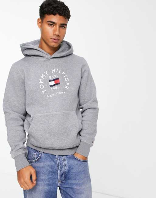 Mystisk Udvalg Nord Vest Tommy Hilfiger – Baumwollmix-Kapuzenpullover in Grau meliert mit Flaggen-  und Bogen-Logo | ASOS