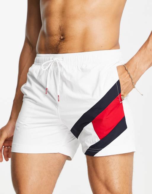 Tommy Hilfiger – Białe szorty kąpielowe z logo z flagą