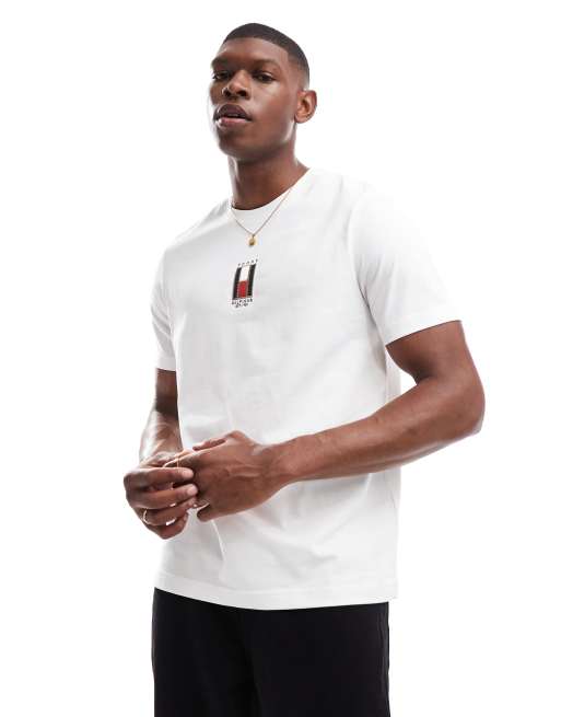 Tommy Hilfiger – Biały T-shirt z pionowym logo z flagą
