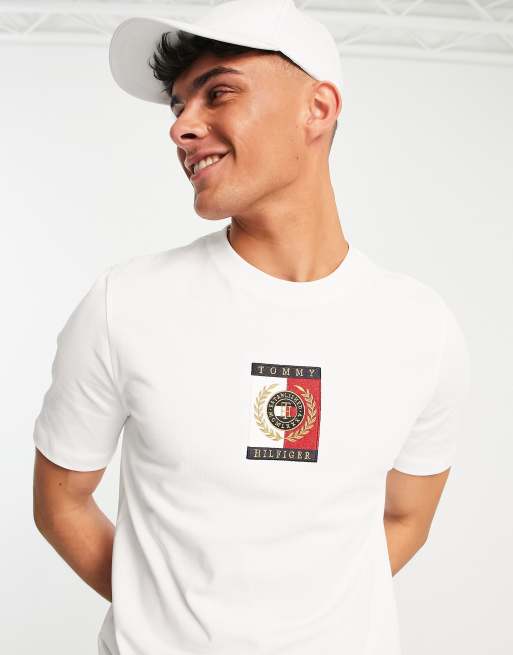 Tommy Hilfiger – Biały T-shirt z wyhaftowaną kwadratową ikoną z logo