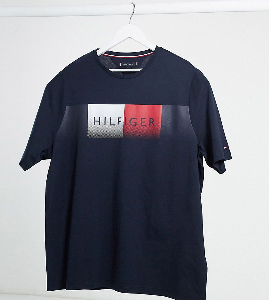 Tommy Hilfiger – Big and Tall – Marinblå t-shirt med blekt logga på bröstet