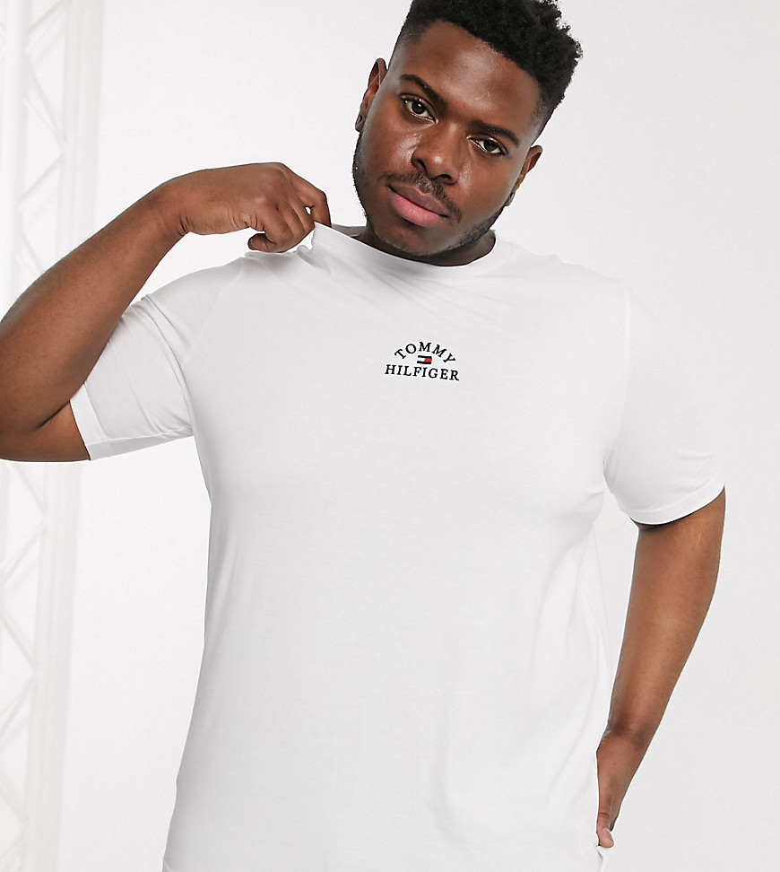 Tommy Hilfiger Big & Tall – Vit t-shirt med logga på bröstet