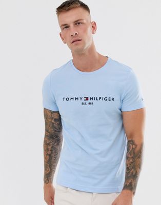 Tommy Hilfiger - blå t-shirt med broderet logoflag