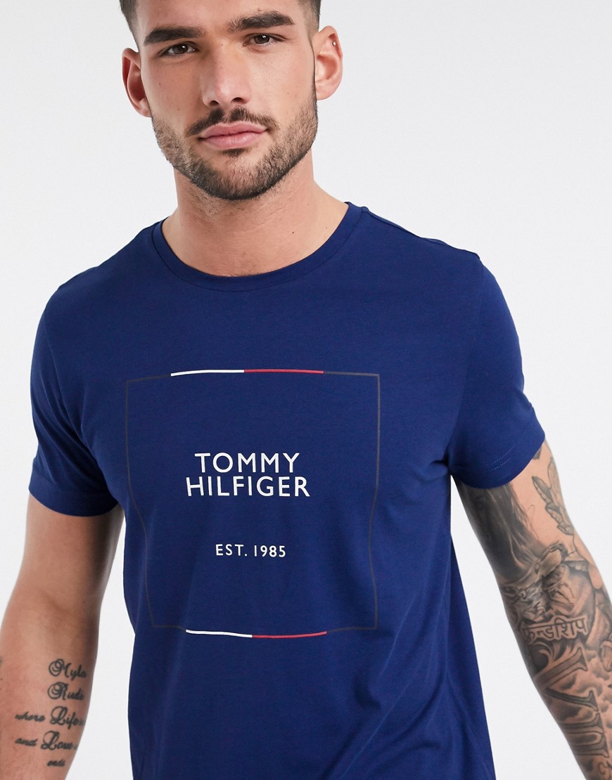 Tommy Hilfiger – Bläckblå t-shirt med fyrkantig, konturerad logga