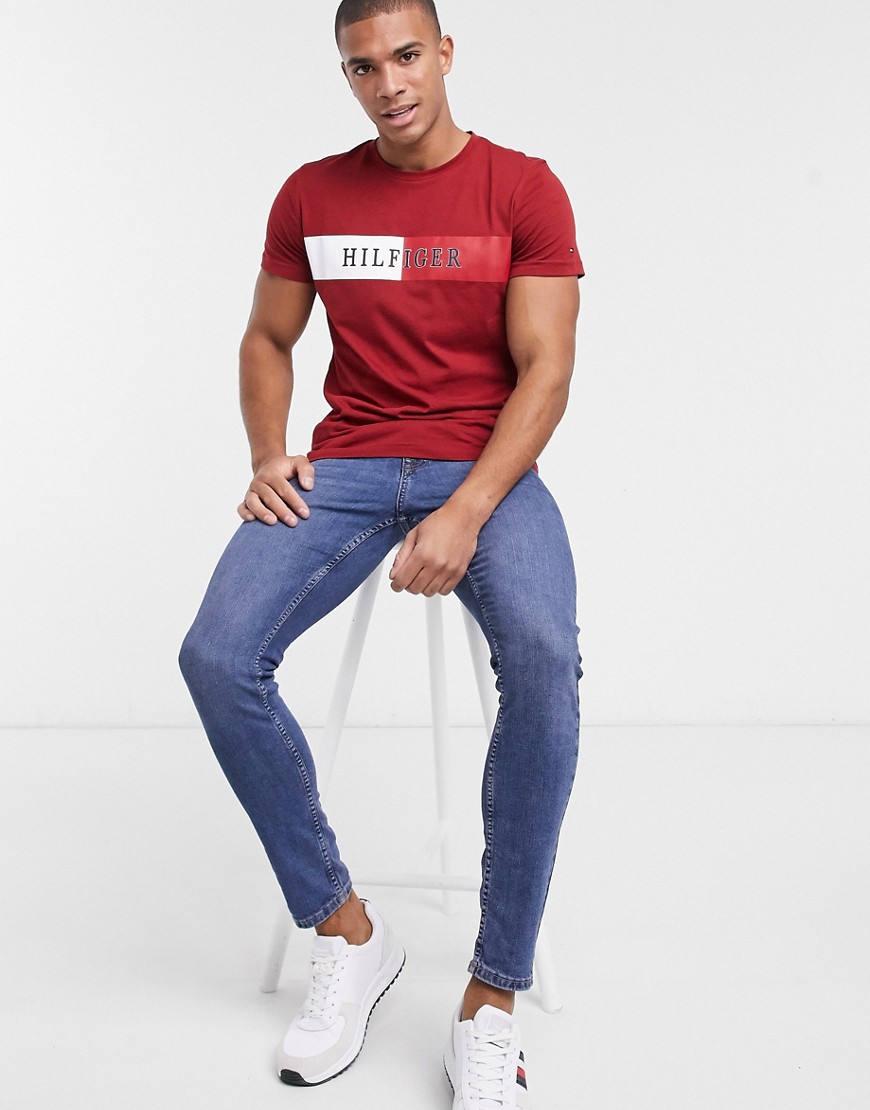 Tommy Hilfiger – Blockrandig t-shirt med logga-Röd