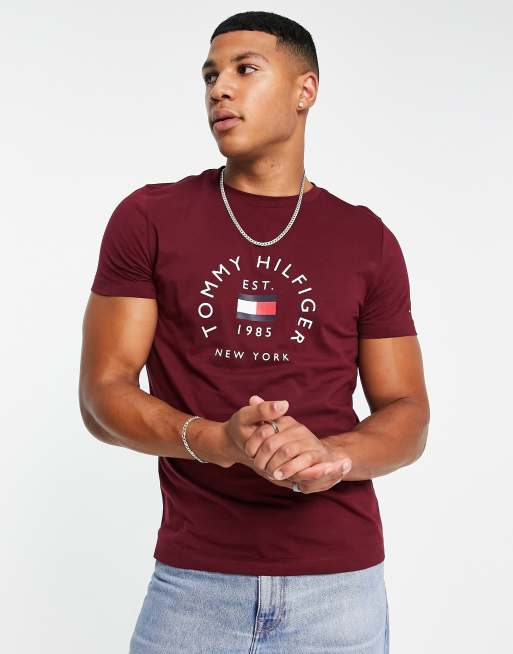 Tommy Hilfiger - Bordeaux T-shirt i bomuldsblanding med buet flaglogo 