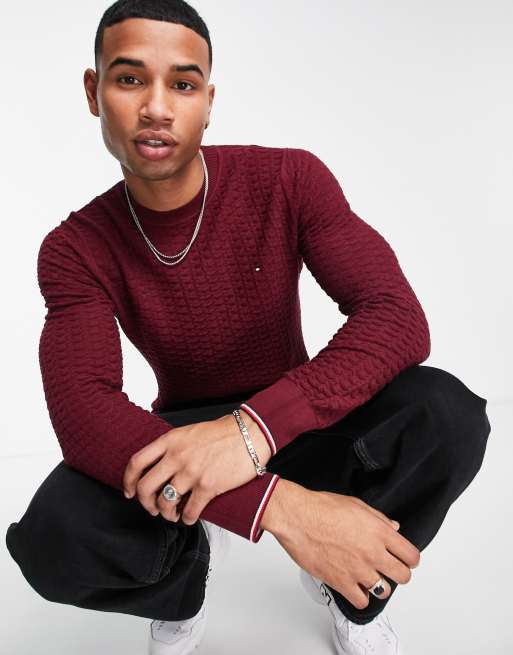 Tommy Hilfiger – Bordowy sweter z okrągłym dekoltem z logo z flagą