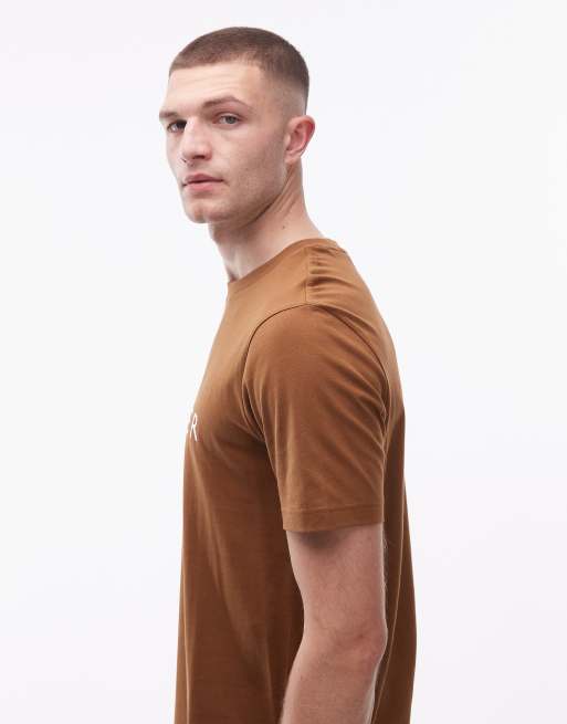 Tommy Hilfiger – Brun t-shirt med centrerad, staplad logga, 4 av 5