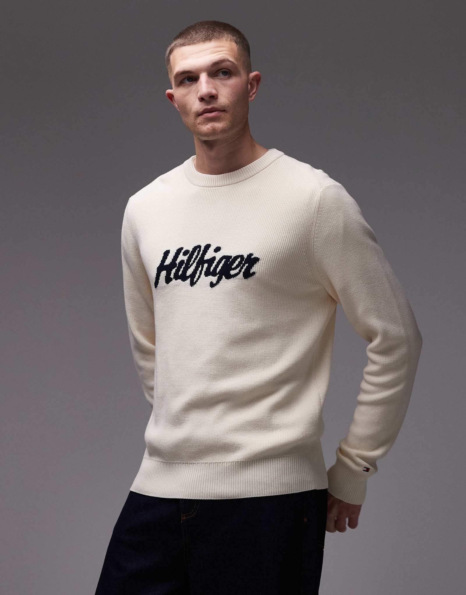 Свитер с крупным логотипом Tommy Hilfiger bubble script в центре кремового цвета