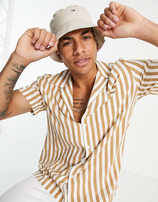 monteren periodieke Ingenieurs Tommy Hilfiger bucket hat with small flag logo in cream | ASOS