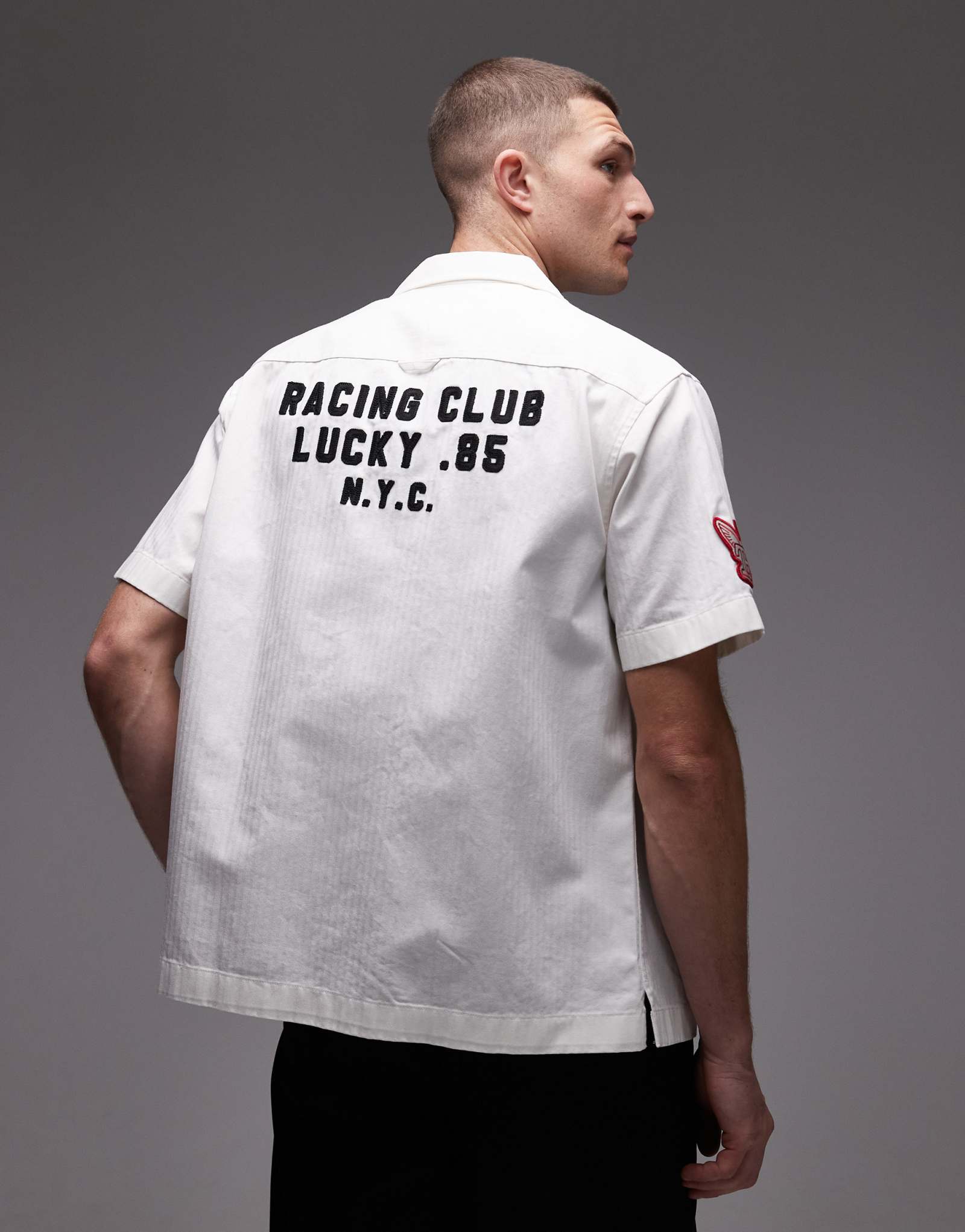 Футболка с коротким рукавом и логотипом Tommy Hilfiger camp patch Racing цвета экрю