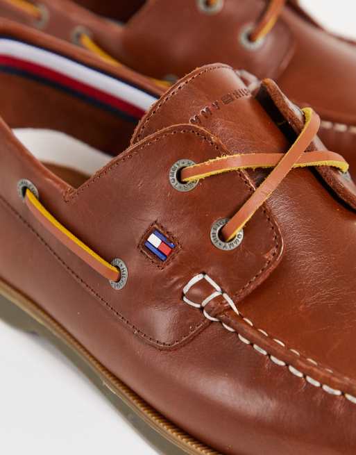 Tommy Hilfiger Chaussures bateau classiques en cuir Fauve ASOS