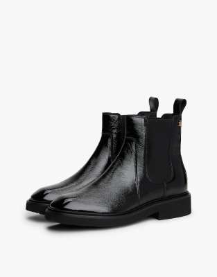 Tommy Hilfiger - Chelsea-Stiefel aus schwarzem Lackleder mit Knitterstruktur