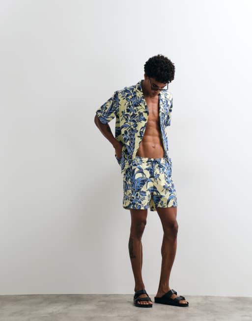 Tommy Hilfiger - Chemise décontractée style bowling d'ensemble à imprimé tropical et col à revers - Bleu et jaune, 4 de 5