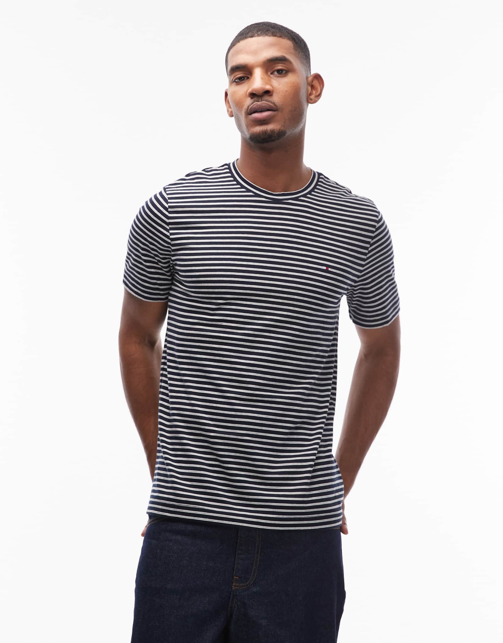 Полосатая футболка с логотипом Tommy Hilfiger на груди в сине-белую полоску 